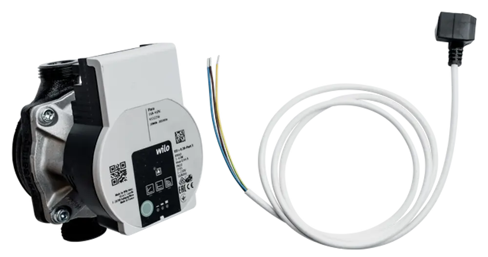 Heizpumpe mit Anschlusskabel, hergestellt von Wolf, zeigt eine kompakte Bauform und ist für den Heizkreislauf geeignet. An der Pumpe sind die elektrischen Anschlüsse sichtbar.